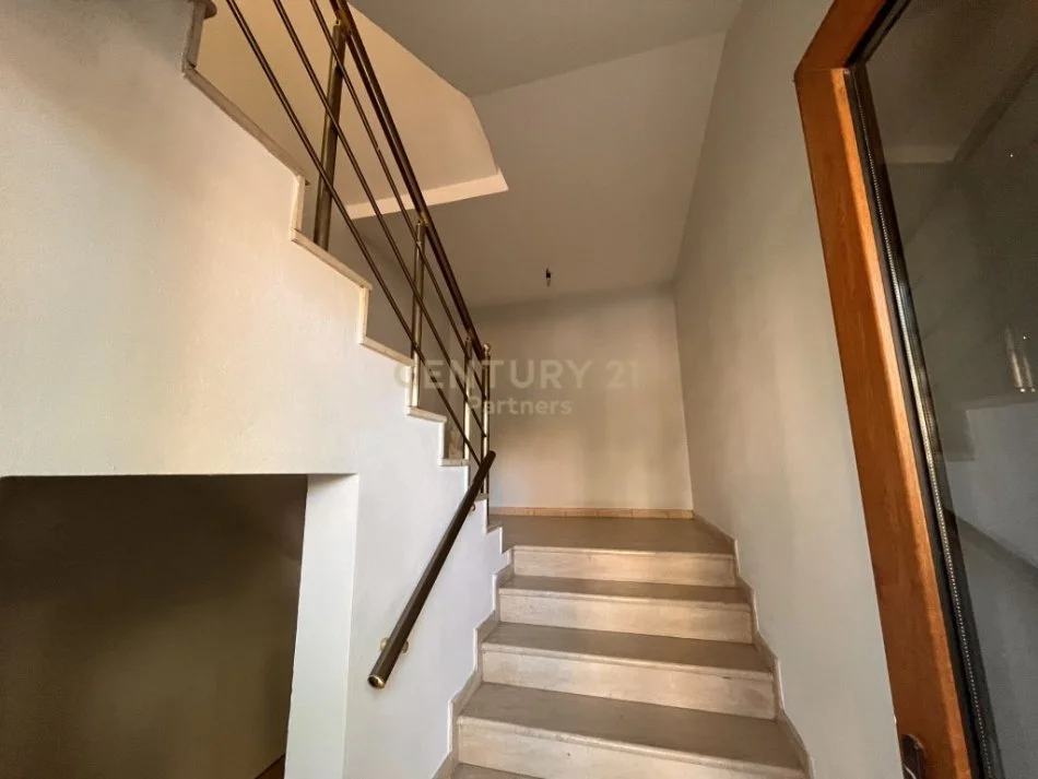 Tirane, jepet me qera Vile 3+1+Ballkon Kati 1, 144 m² 1.200 € (Kombinat)