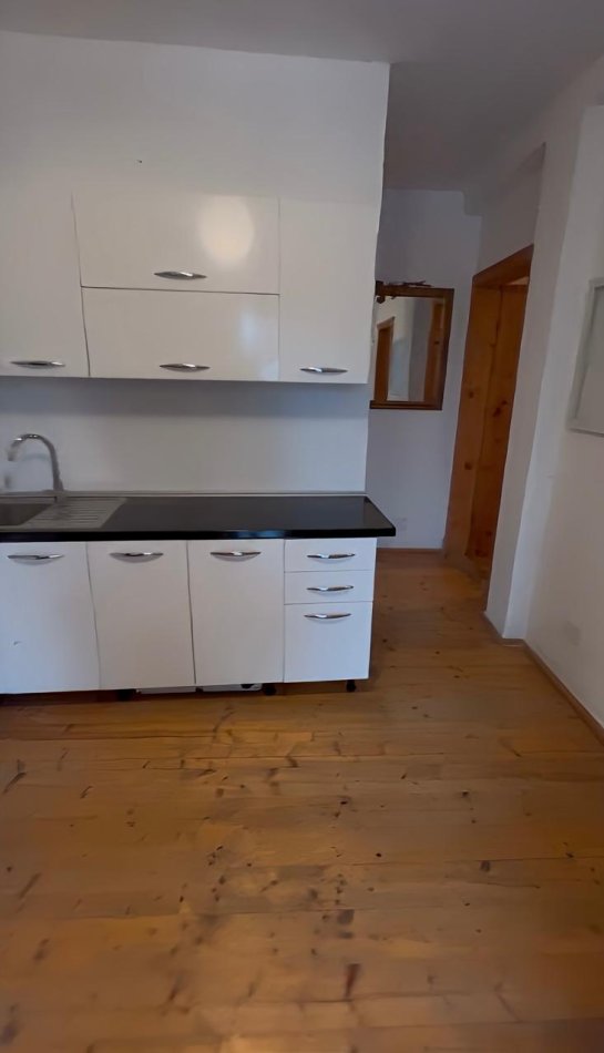 Tirane, jepet me qera apartament 1+1 Kati 2, 100 m² 500 € (Rruga Kroit, prane Kopshtit Zologjik)