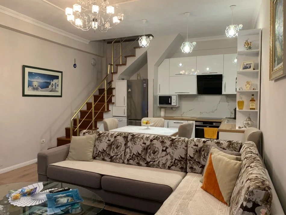 Tirane, jepet me qera apartament duplex Dublex , 120 m² 800 € (Selite, Rruga Rexhep Pinari.)