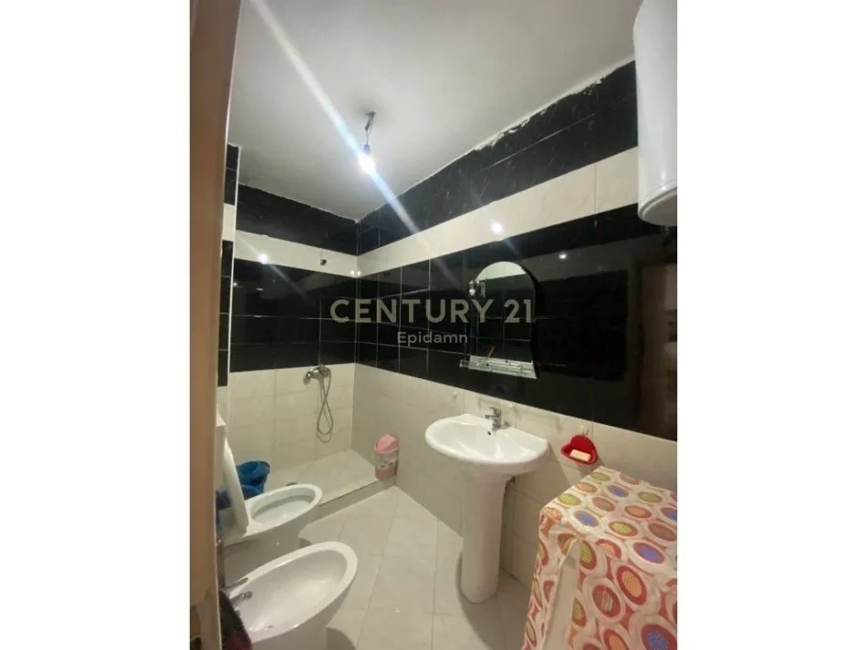 SHITET APARTAMENT 2+1 NE VIJE TE PARE ME DETIN QERRET !!