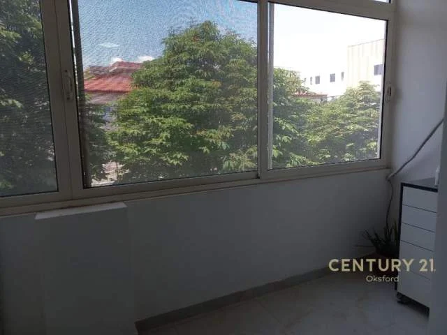 Tirane, jepet me qera apartament 1+1+A+BLK Kati 2, 50 m² 300 Euro (rruga kongresi manastirit)