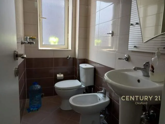 Tirane, jepet me qera apartament 1+1+A+BLK Kati 2, 50 m² 300 Euro (rruga kongresi manastirit)