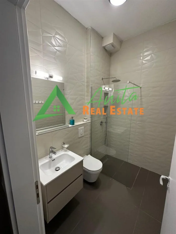 Tirane, jepet me qera apartament 2+1+Ballkon Kati 8, 110 m² 700 € (Pazari i Ri)
