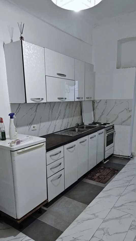 Tirane, jepet me qera apartament 1+1 Kati 1, 78 m² 400 € (Myslym Shyri)