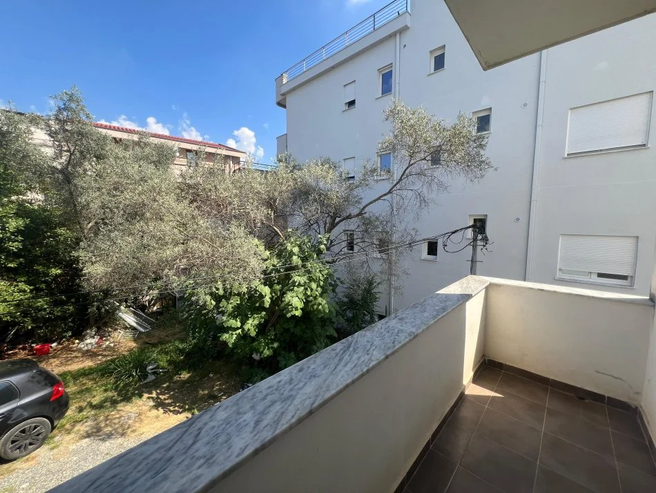 Tirane, jepet me qera apartament 2+1+Ballkon Kati 1, 112 m² 350 € (rruga kodra e priftit)