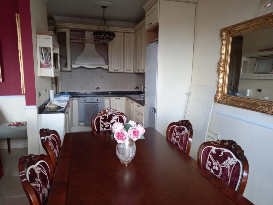 Tirane, jepet me qera 2+1+Ballkon , 550 € (Fresk)