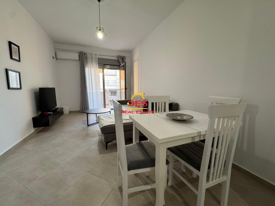 Vlore, jepet me qera apartament 1+1+Ballkon Kati 6, 70 m² 320 € (Rruga Sadik Zotaj)