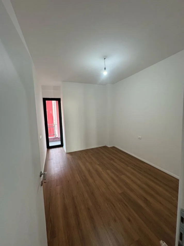 Tirane, jepet me qera apartament 2+1+Ballkon , 95 m² 750 € (PALLATET ARLIS, farmacia 10!)
