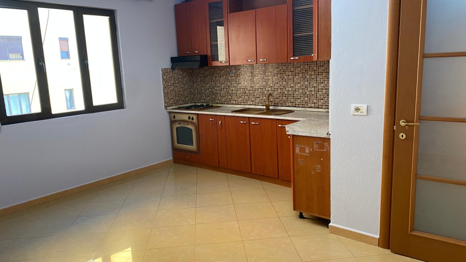 Tirane, jepet me qera apartament 1+1 Kati 4, 65 m² 350 € (Hysen Xhura)