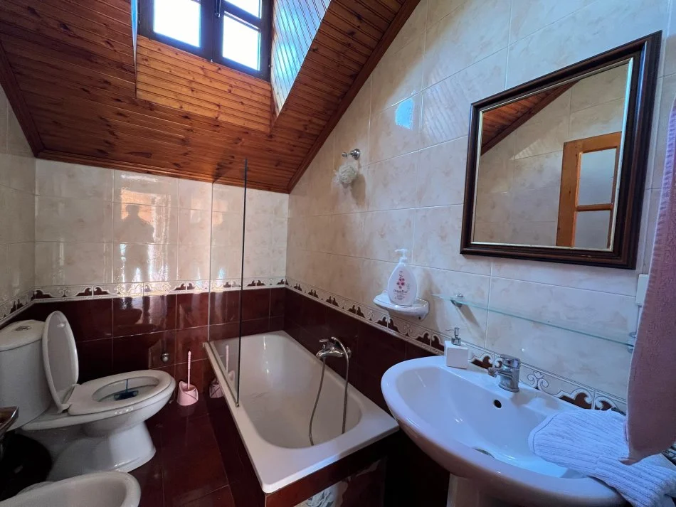 Tirane, jepet me qera Vile 4+1 Kati 1, 200 m² 1.200 € (medreseja)