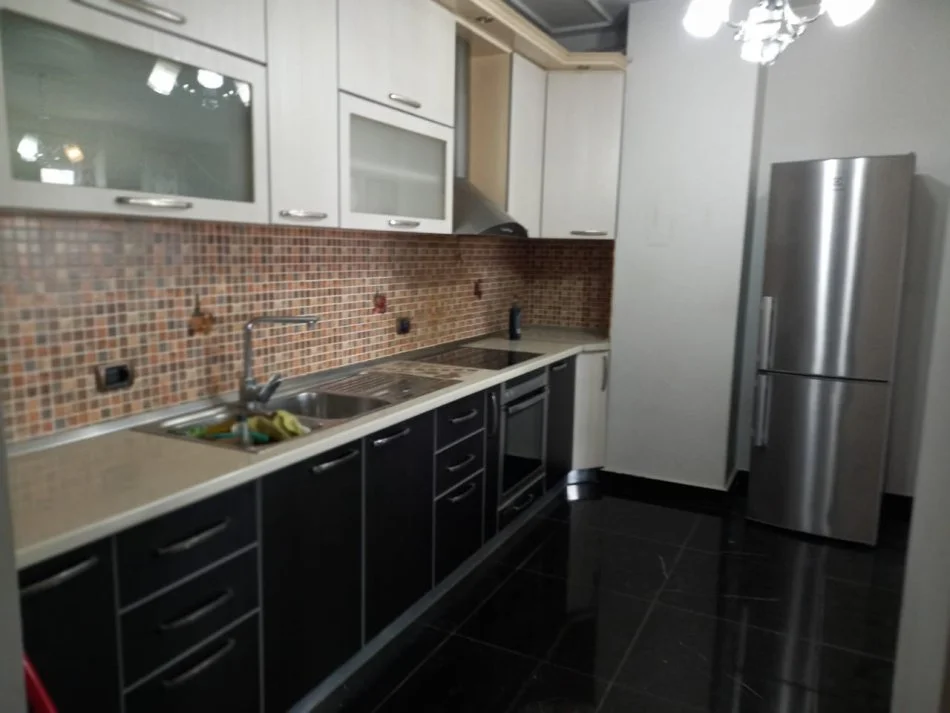 Tirane, jepet me qera apartament 3+1+Ballkon , 650 € (Don Bosko)