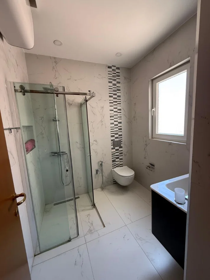 Tirane, jepet me qera zyre Kati 10, 140 m² 2.000 € (Bllok)