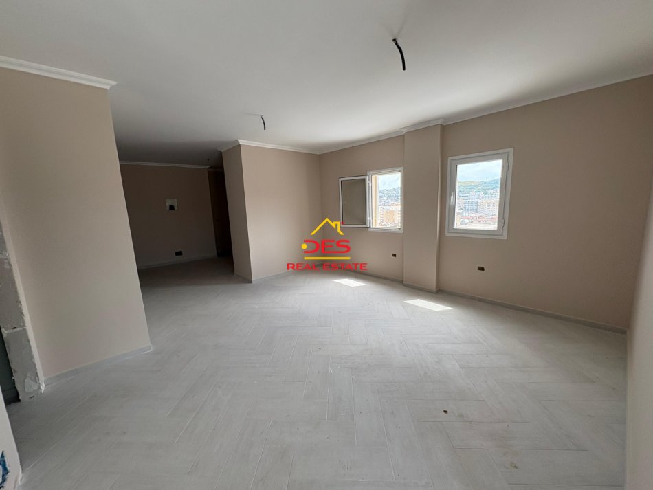 Vlore, shitet apartament+verande | Penthouse 2+1+Ballkon Kati 10, 123 m² 135.000 € (Rruga Gjergj Kastrioti)