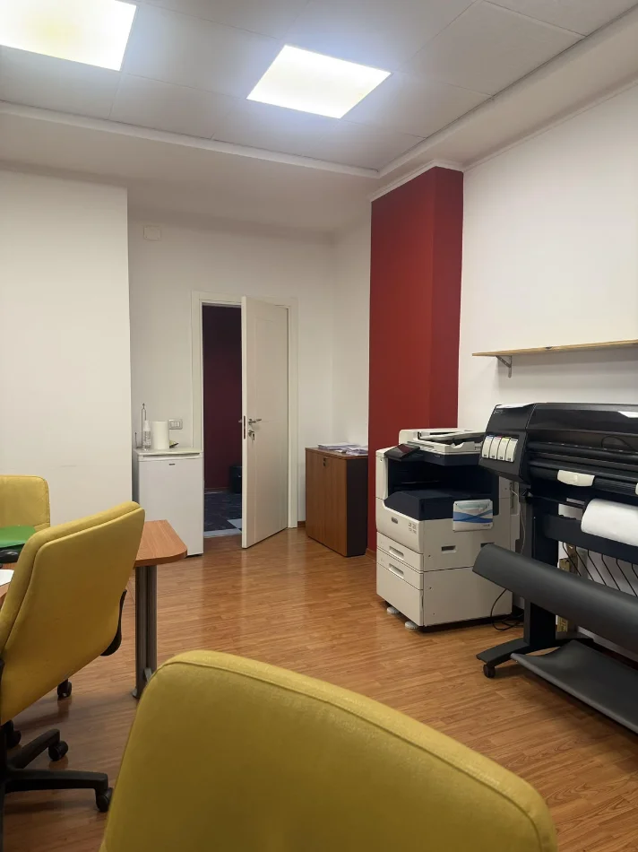 Tirane, jepet me qera zyre Kati 2, 100 m² 1.200 € (RRUGA E ELBASANIT)