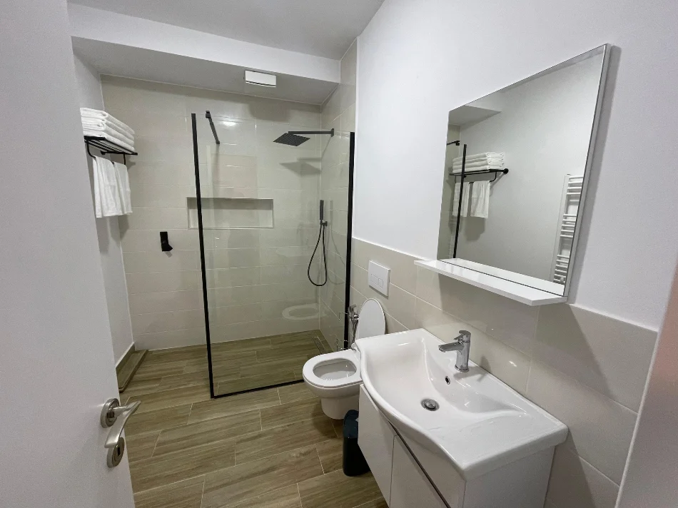 Tirane, jepet me qera apartament 1+1+Ballkon Kati 5, 63 m² 600 € (Turdiu Residence)