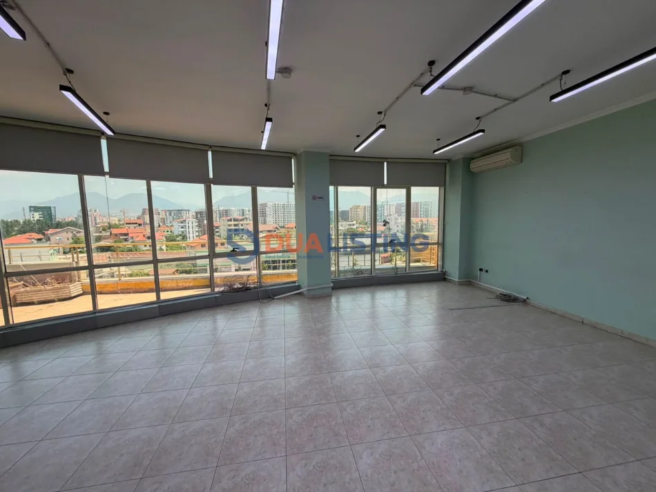 Tirane, jepet me qera ambjent biznesi , 200 m² 1.000 € 