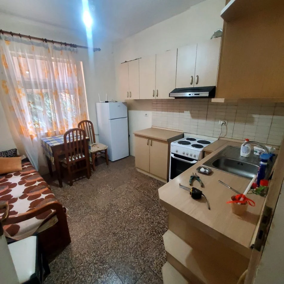 Tirane, jepet me qera 2+1+Ballkon Kati 2, 75 m² 400 € (Medreseja)
