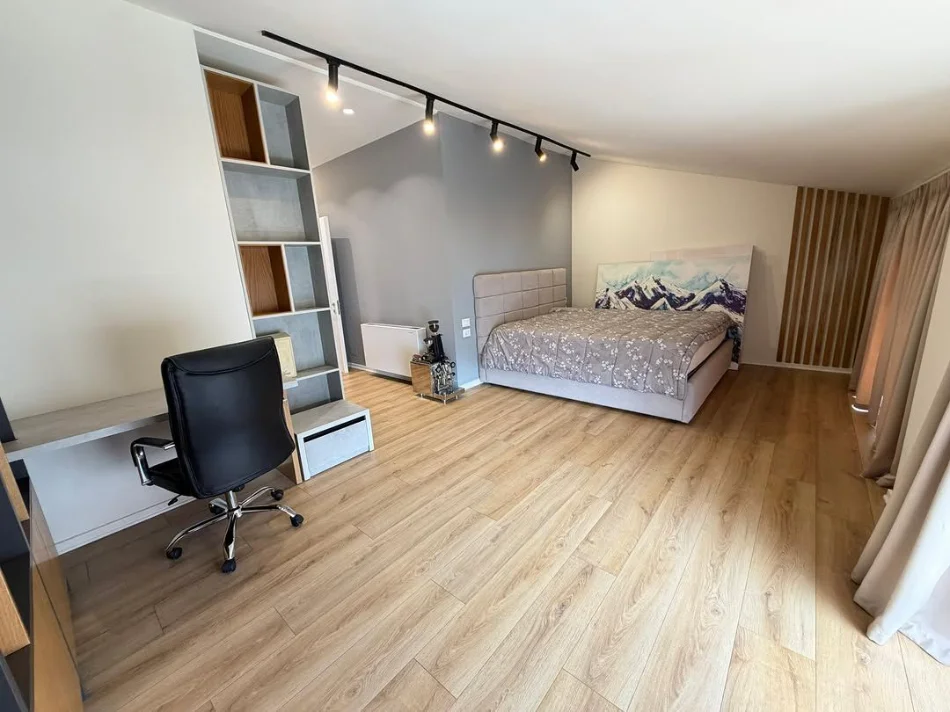 Tirane, jepet me qera apartament 2+1+Ballkon Kati 3, 122 m² 1.500 € (SECRET GARDEN)