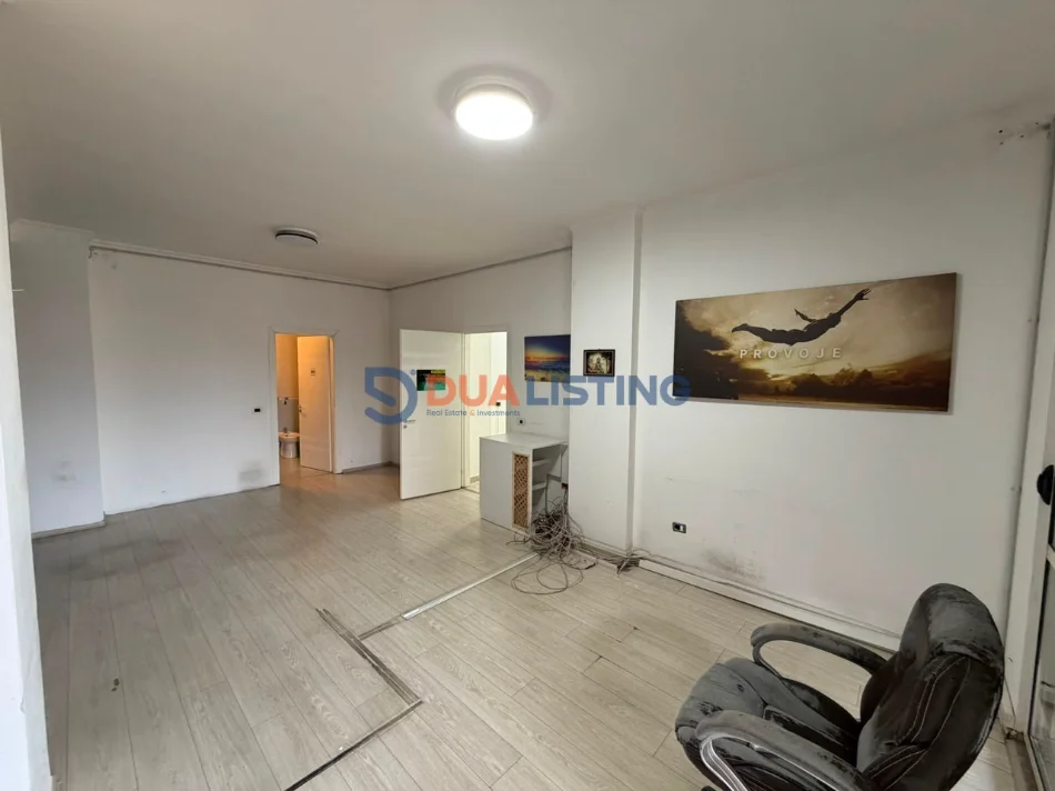 Tirane, jepet me qera ambjent biznesi , 200 m² 1.000 € 