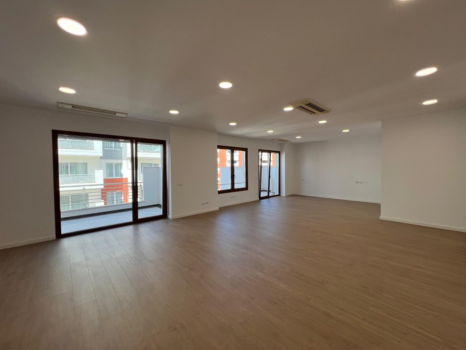Tirane, jepet me qera zyre Kati 6, 187 m² 2.700 € (hilton garden inn)