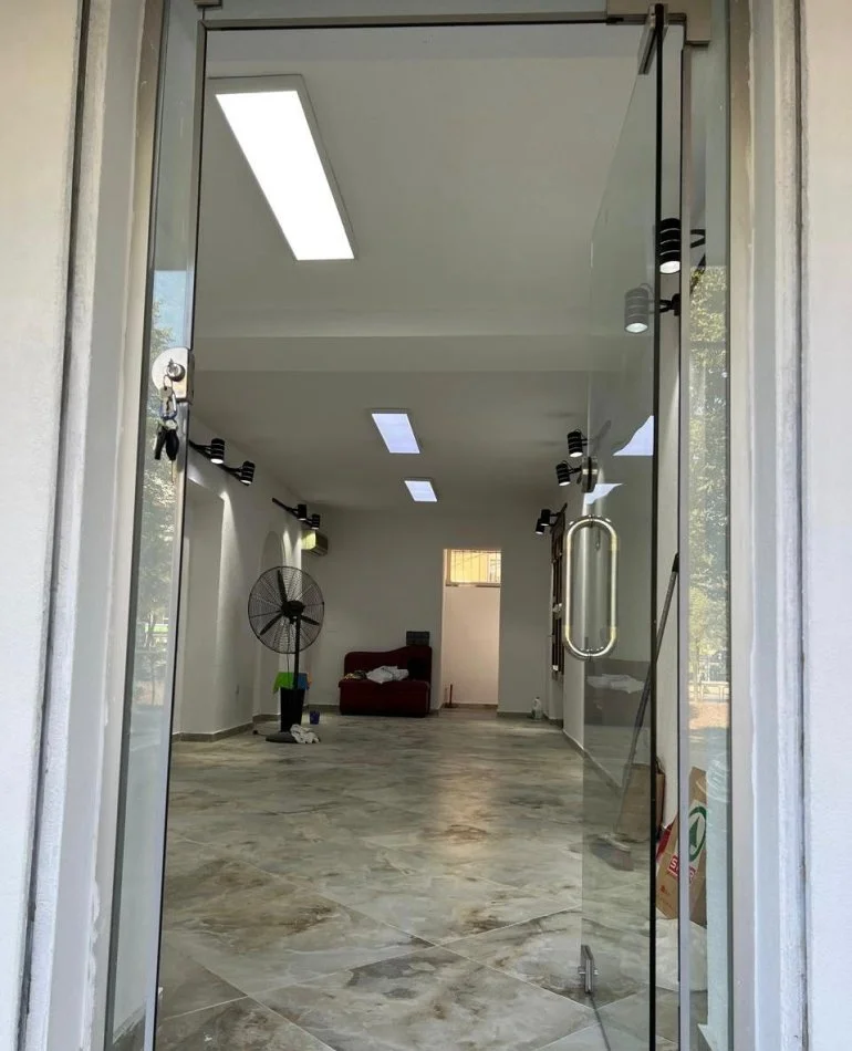 Tirane, jepet me qera ambjent biznesi Kati 0, 40 m² 850 € (Bulevardi Bajram Curri)