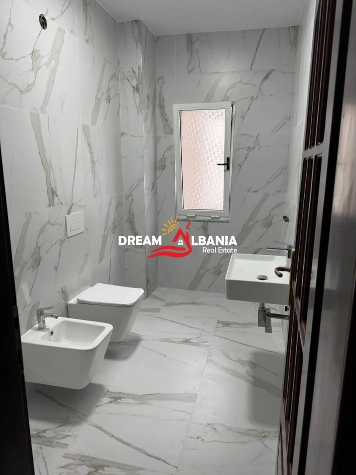 Tirane, jepet me qera zyre , 178 m² 1.700 €