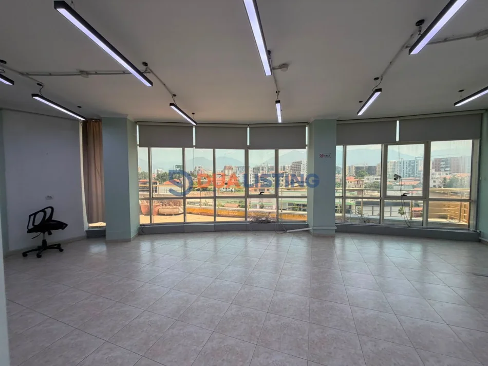Tirane, jepet me qera ambjent biznesi , 200 m² 1.000 € 