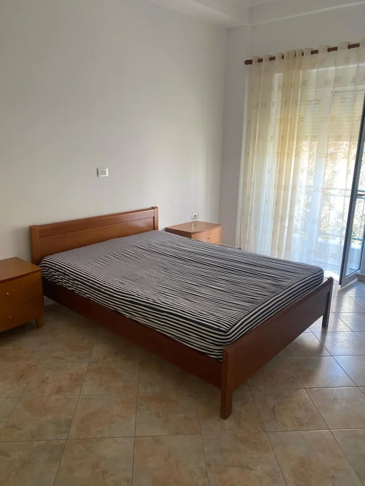 Tirane, jepet me qera apartament 3+1 Kati 1, 140 m² 500 € (Selite, afer Rezidences “Euro 3D”.)