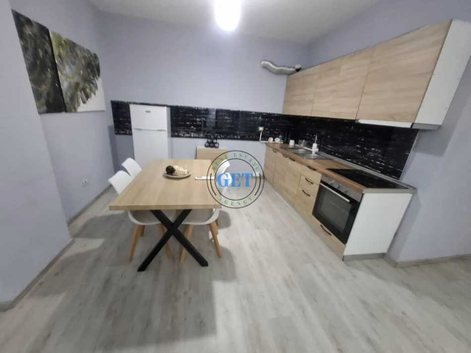 Durres, jepet me qera apartament 2+1+Ballkon Kati 5, 800 € (Qender, Durrës.)