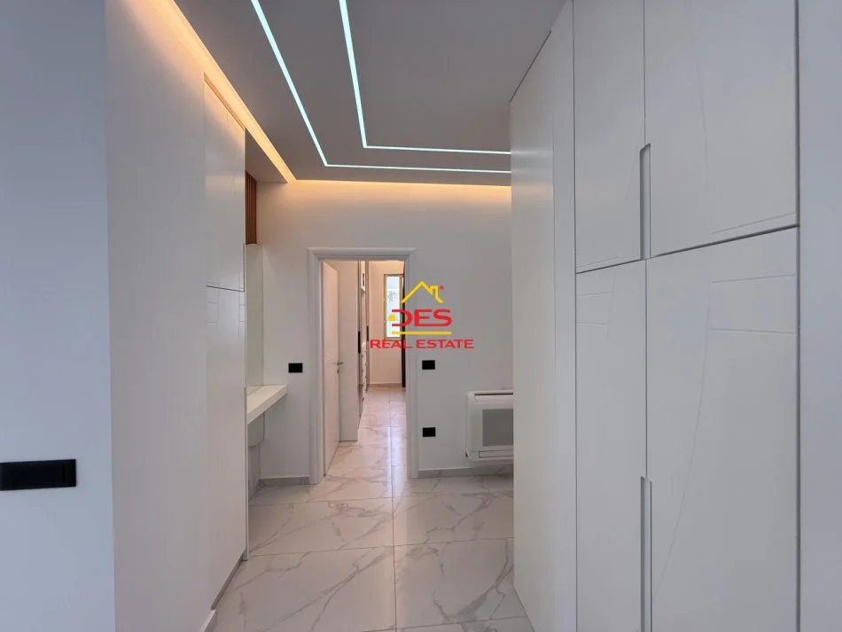 Vlore, jepet me qera apartament 2+1+Ballkon Kati 8, 800 € (Lungomare)