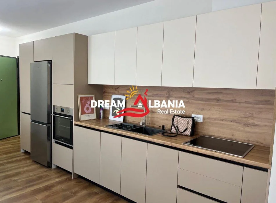 Tirane, jepet me qera apartament 1+1 , 65 m² 650 € (Shkolla e Kuqe)