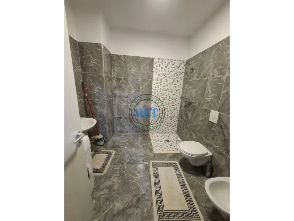 Durres, jepet me qera apartament 2+1+Ballkon Kati 5, 800 € (Qender, Durrës.)