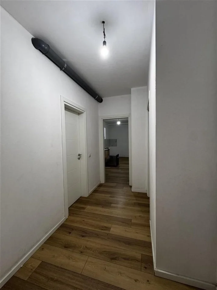 Tirane, jepet me qera apartament 1+1+Ballkon Kati 4, 98 m² 500 € ( Pranë Concorde Center)