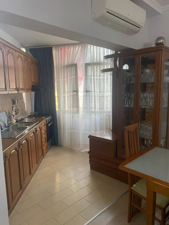 Tirane, jepet me qera apartament 2+1 , 500 €