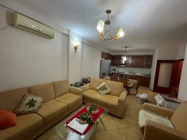 Tirane, jepet me qera apartament 2+1 , 97 m² 550 € (Kongresi i manastirit , gjimnazi Andon Zako Cajupi)