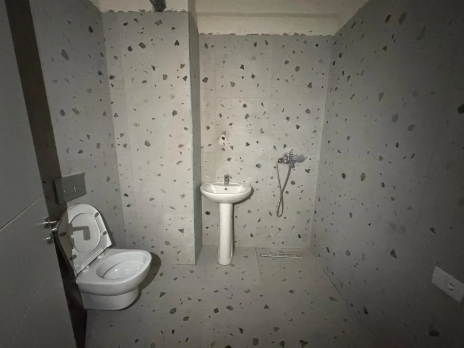 Tirane, shitet apartament 1+1+Ballkon Kati 4, 61 m² 98.000 € (bulevardi kashar)