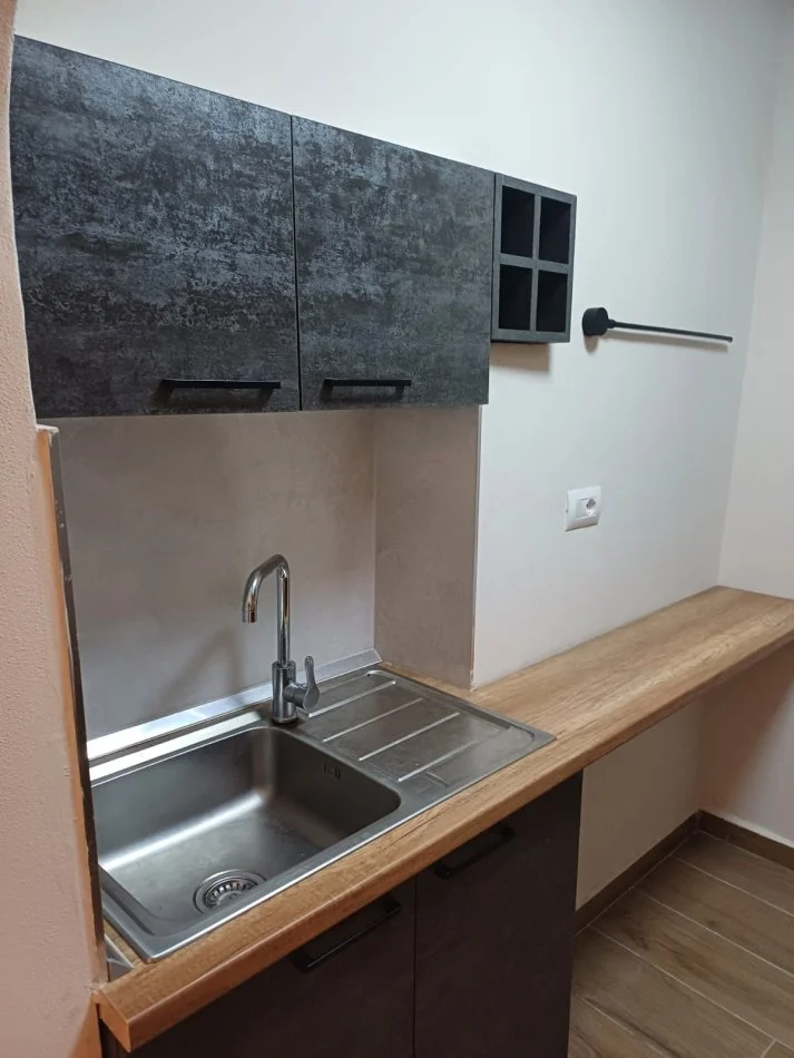Tirane, jepet me qera garsonier 1+1 Kati 2, 40 m² 450 € (rruga Elbasanit)
