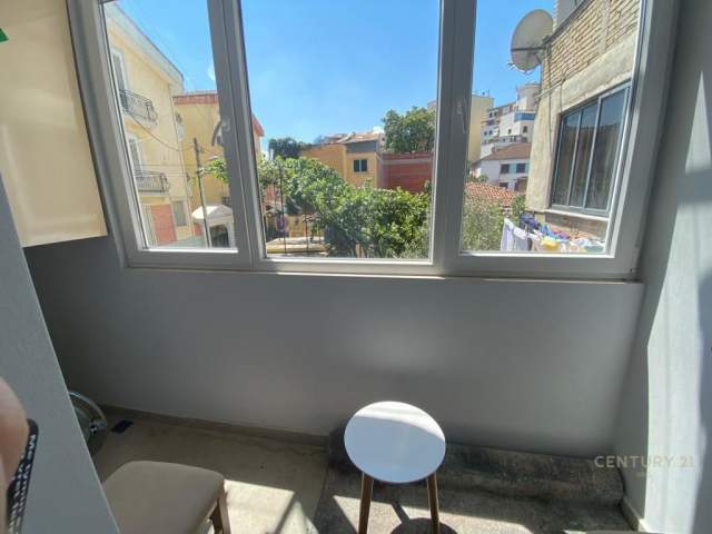 Jepet me qera apartament 1+1, Kati 2, 50 m² 500 Euro (Rruga e Kavajes Tirana, Albania)