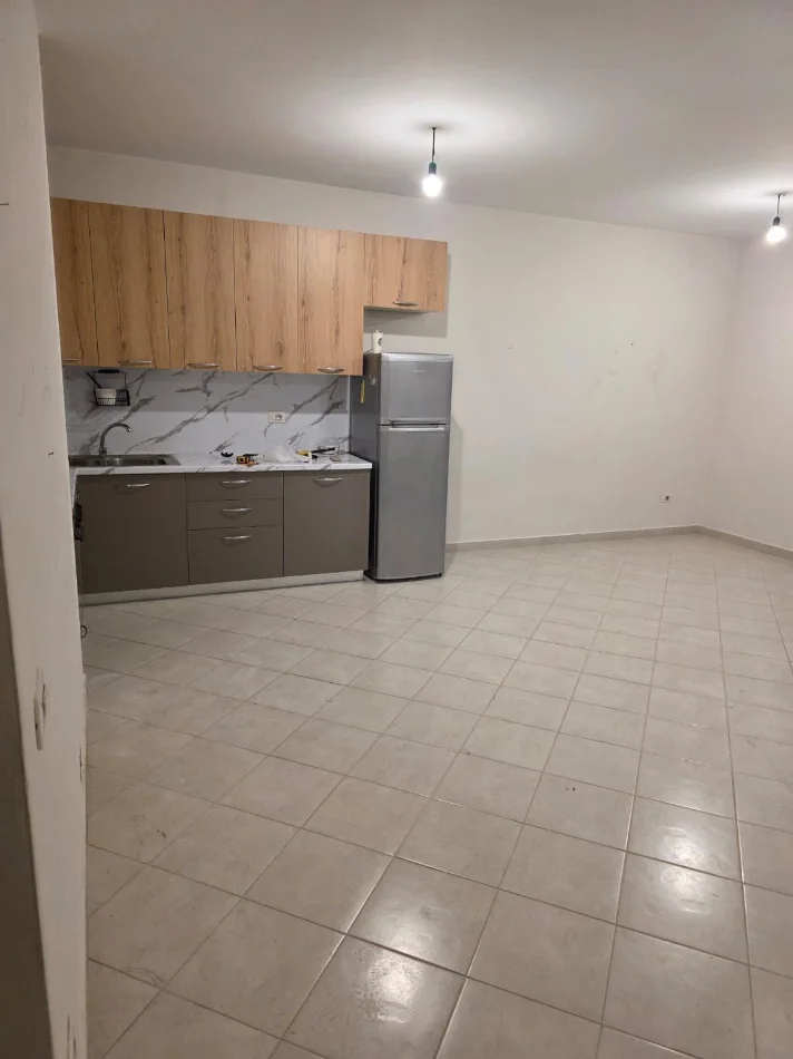 Tirane, jepet me qera apartament 2+1+Ballkon Kati 1, 105 m² 700 € 
