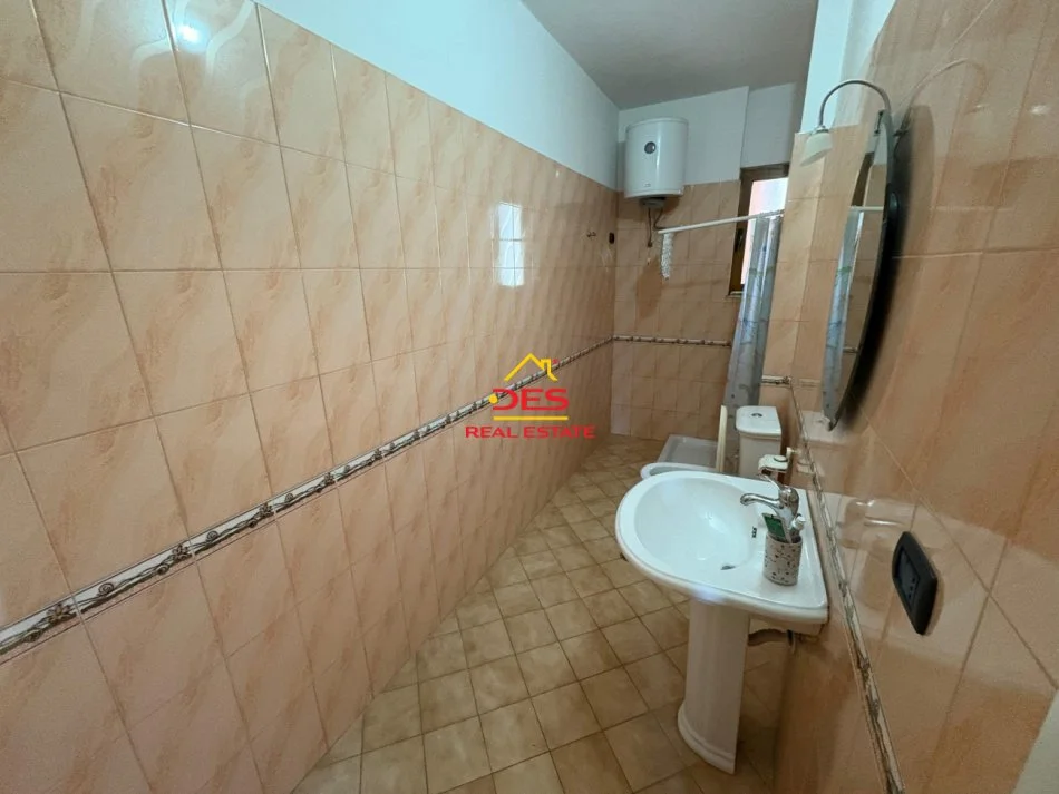 Vlore, jepet me qera apartament 2+1+Ballkon Kati 4, 120 m² 400 € (Rruga Kosova)