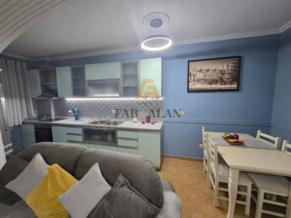 Tirane, jepet me qera apartament 2+1 , 550 € (5 Maji)