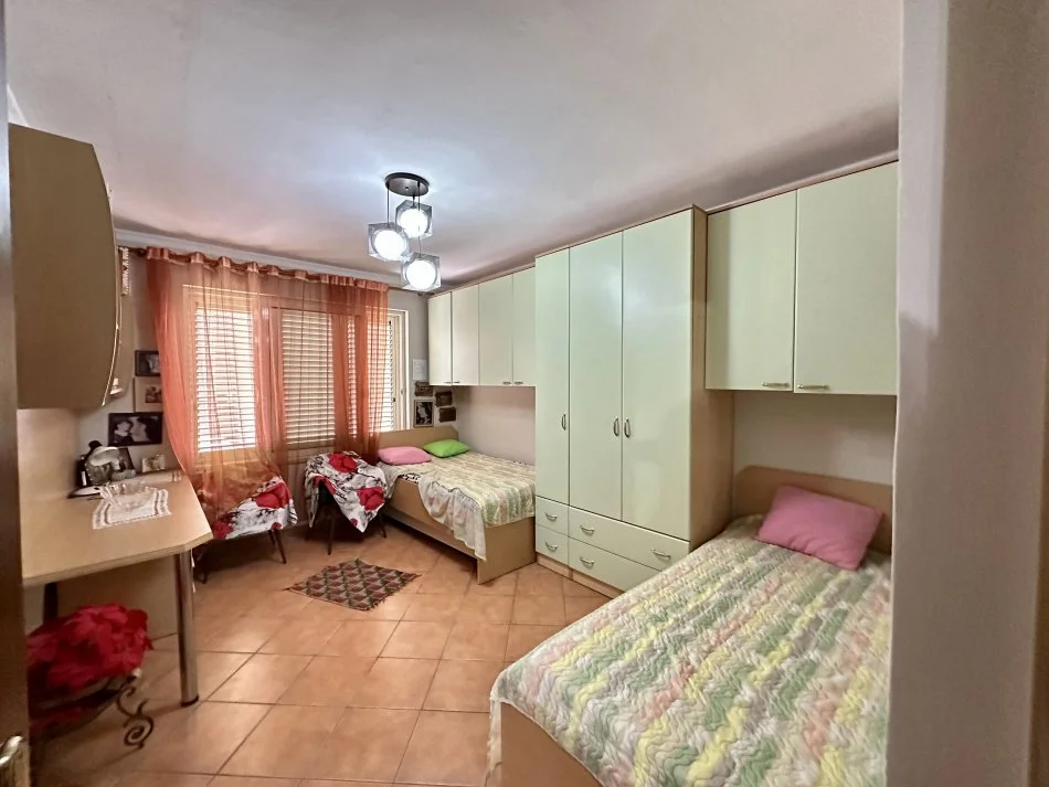 Tirane, jepet me qera apartament 2+1+Ballkon Kati 4, 75 m² 650 € (Perballe Universitetit Te Sporteve)