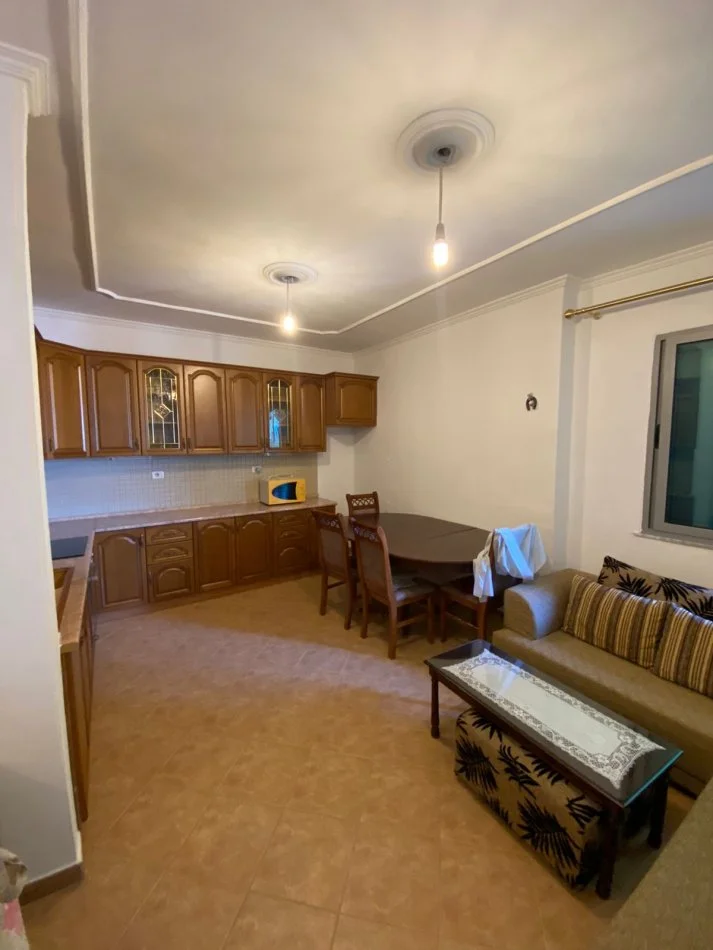 Tirane, jepet me qera 2+1+Ballkon Kati 3, 65 m² 400 € (pran restorant Freskut)