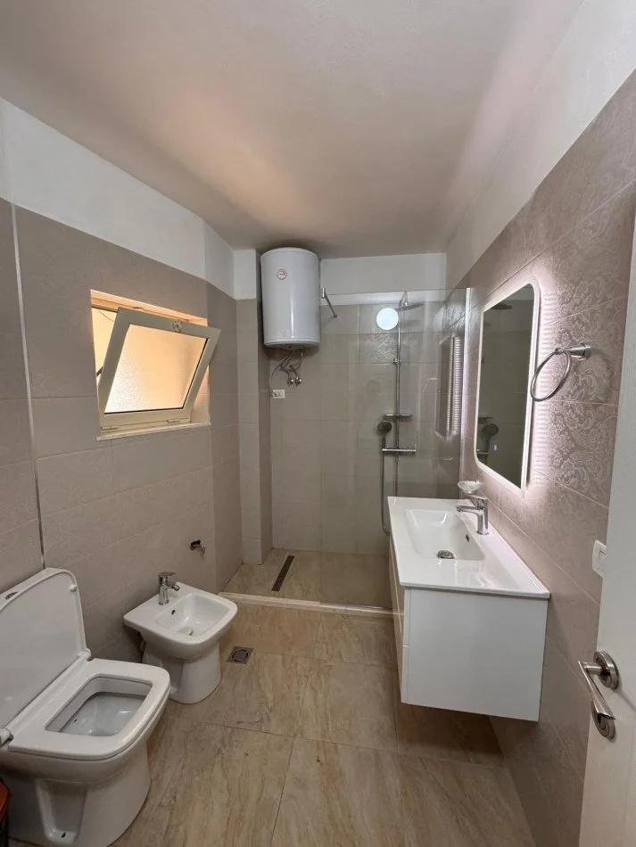 Shqiperi, jepet me qera apartament 2+1+Ballkon Kati 5, 95 m² 750 € (Rruga Mine Peza , prane Prokurorise)
