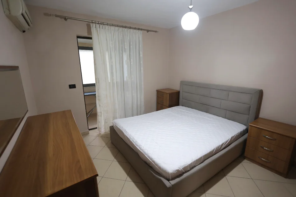 Tirane, jepet me qera apartament 2+1 Kati 2, 73 m² 550 € (Xhamlliku , Oxhaku)