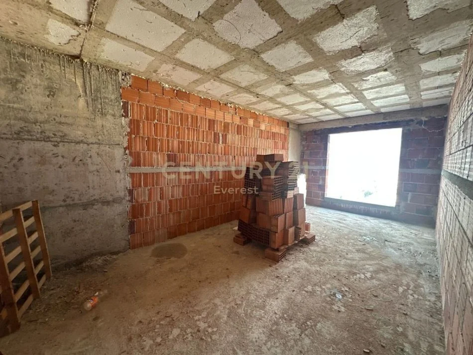 Tirane, shitet apartament 2+1+Ballkon Kati 8, 104 m² 79.000 € (Rruga Roma, Kamez)