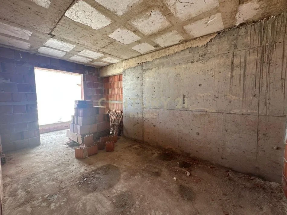 Tirane, shitet apartament 2+1+Ballkon Kati 8, 104 m² 79.000 € (Rruga Roma, Kamez)