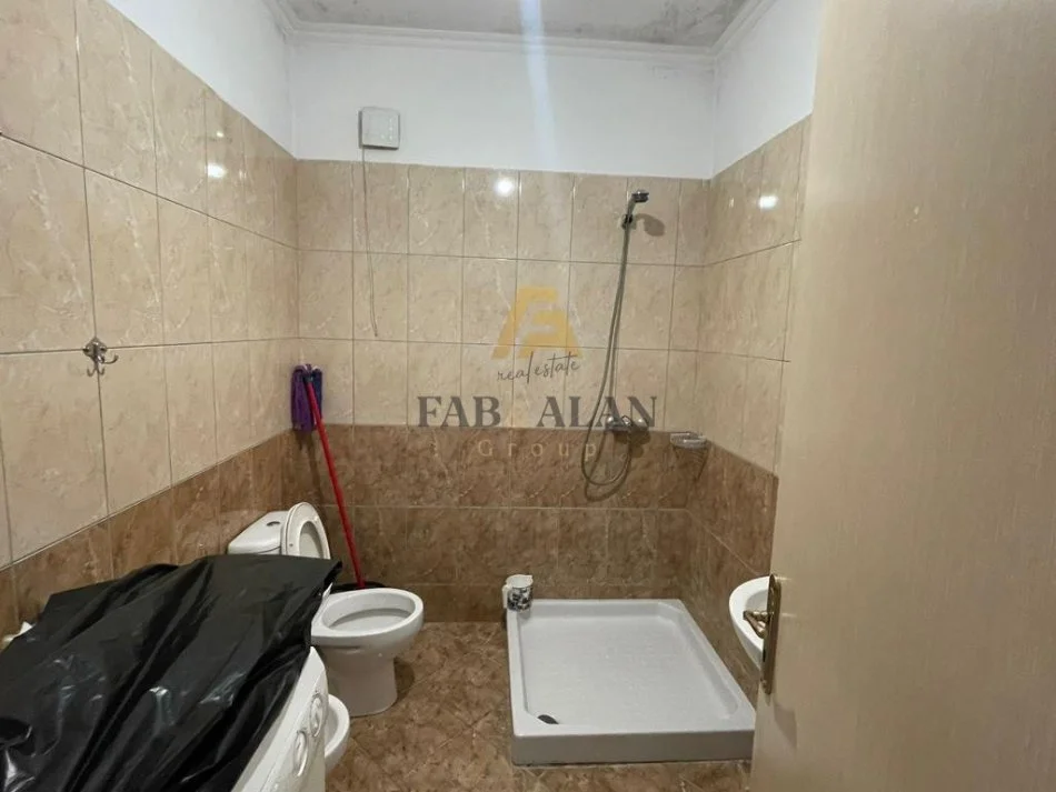 Tirane, jepet me qera apartament 2+1 Kati 7, 450 € (Yzberisht, KMY)