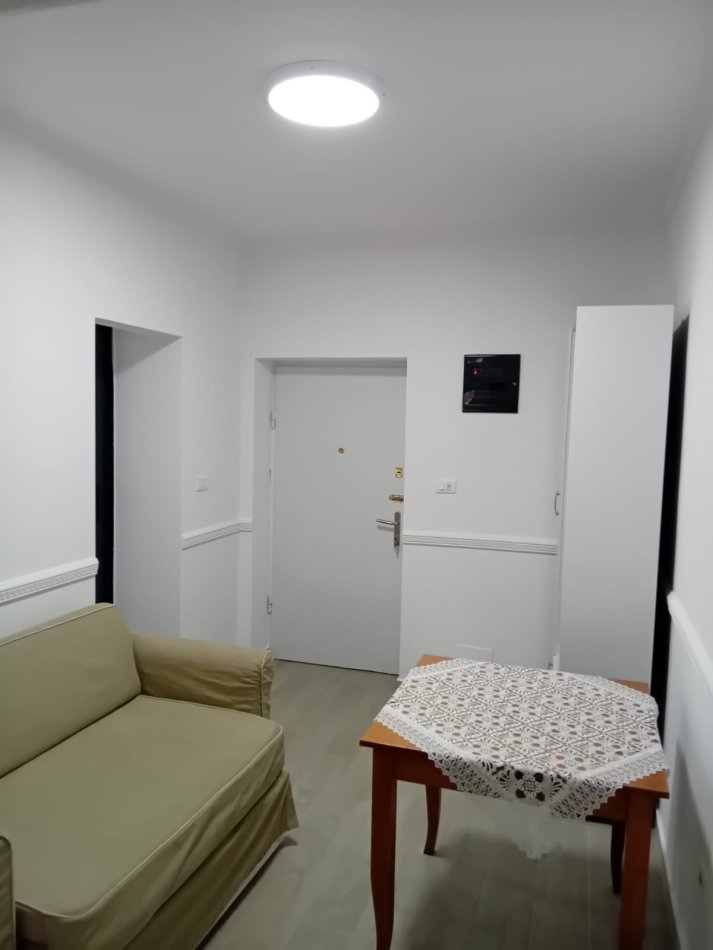 Tirane, jepet me qera apartament 1+1+Ballkon Kati 1, 40 m² 500 € (Pazari i ri ( Perfshira UJI DHE DRITA))
