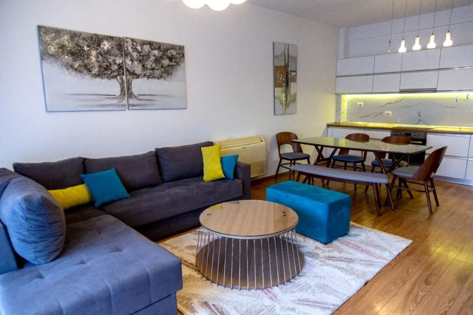 Tirane, jepet me qera apartament 2+1+Ballkon Kati 7, 115 m² 700 € (Green City)